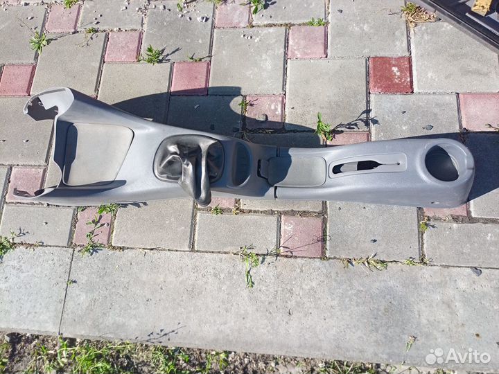 Продам нижняя консоль кпп на хюндай акцент