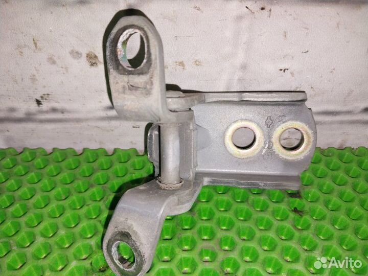 Петля двери передняя левая Nissan Teana J31 VQ23DE