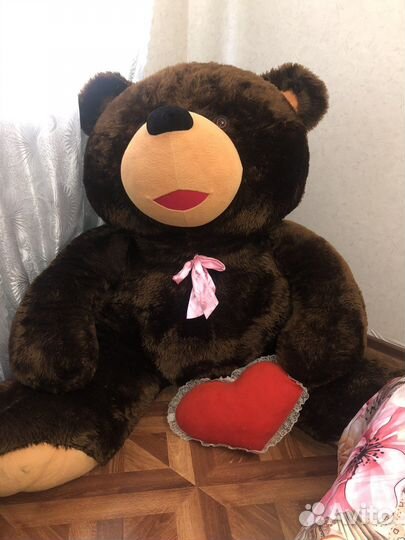 Огромный плюшевый медведь