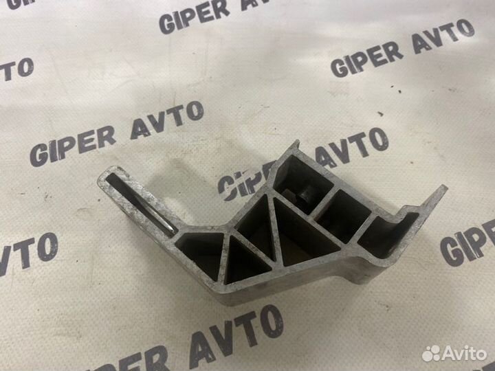 Кронштейн радиатора правый Mercedes-Benz C-Class