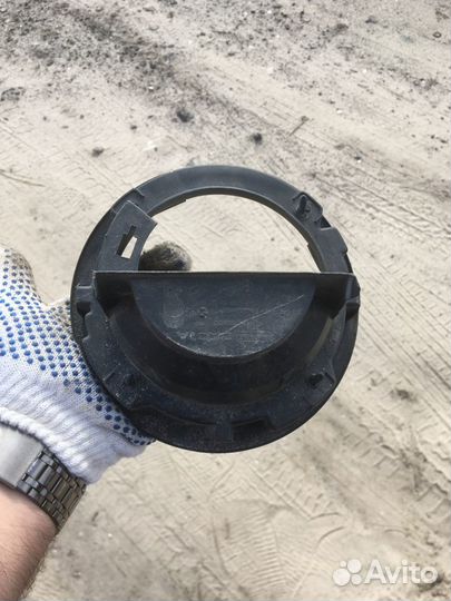 Кронштейн Logan переднего левого динамика