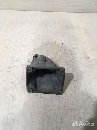 Кронштейн двигателя правый Мерседес W210 М104