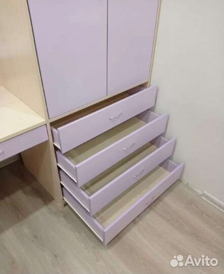 Письменный стол у окна со шкафами в детскую Т0120