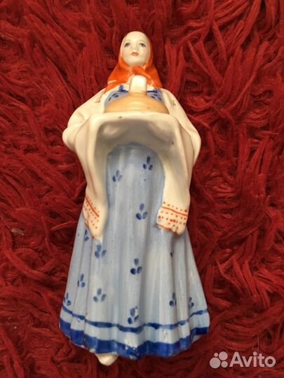 Статуэтка Девушка с караваем Дулево