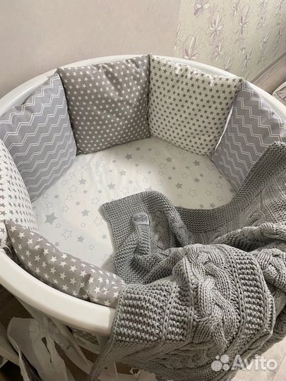 Детская кроватка с маятником круглая