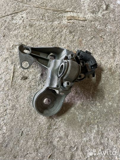 Кронштейн двигателя правый VW Passat B5 2.3