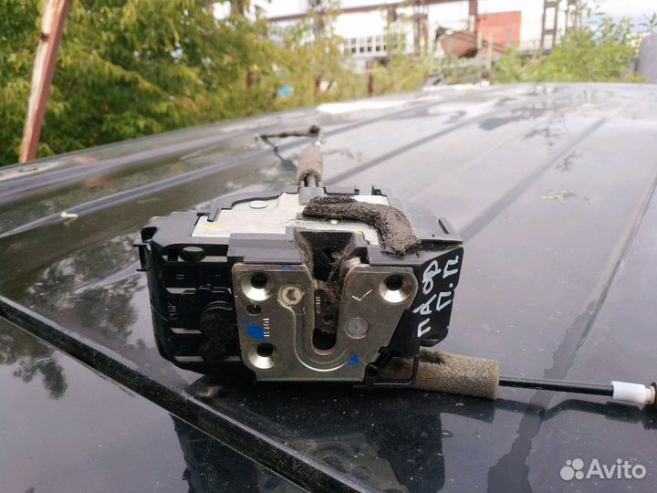 Замок передний правый Ниссан Патфайндер