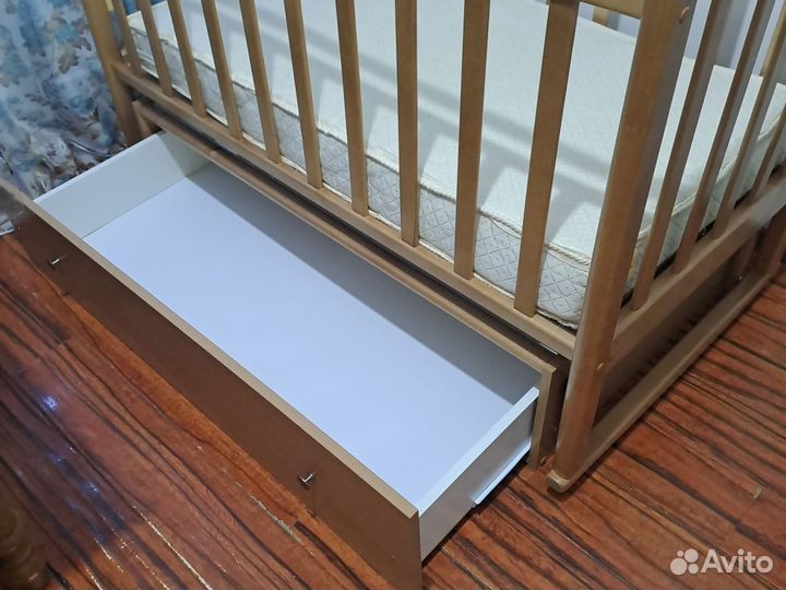 Кроватка с маятником, отличная