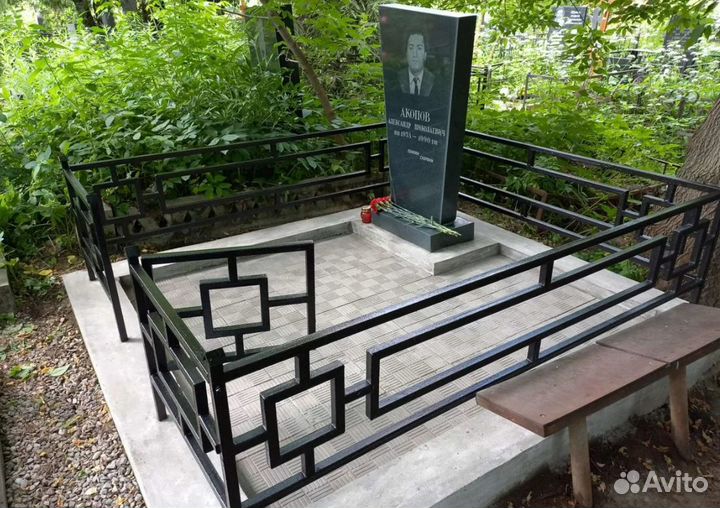 Уборка могил / Покраска ограды на кладбище