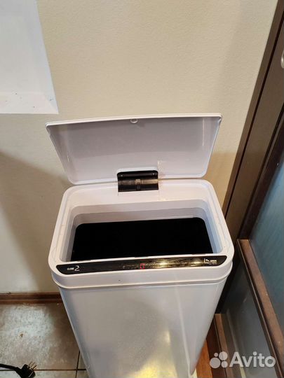 Контейнер для мусора с автоматической крышкой