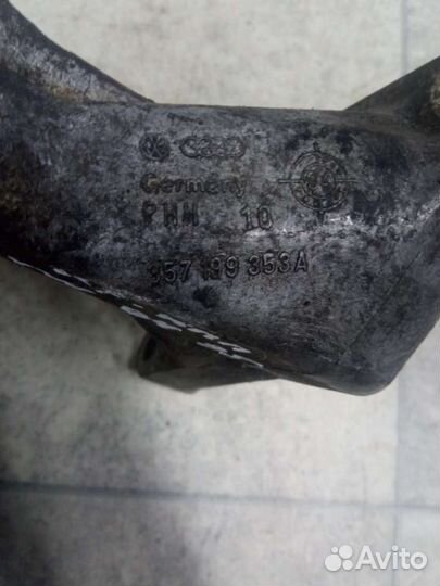 Кронштейн кпп Volkswagen Passat B4 357199353A