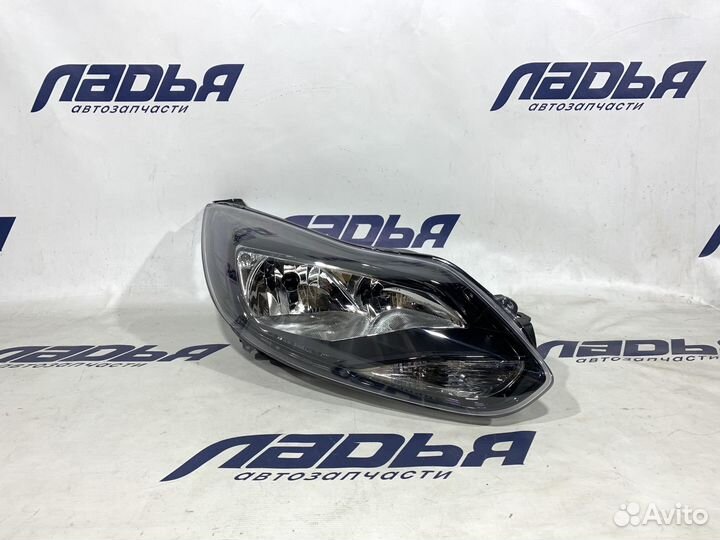 Фара Ford Focus 3 правая черная