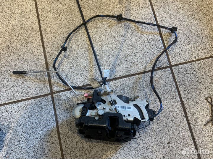 Замок передний левый мерседес вито w639