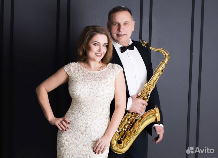 Саксофонист, ведущие на мероприятие