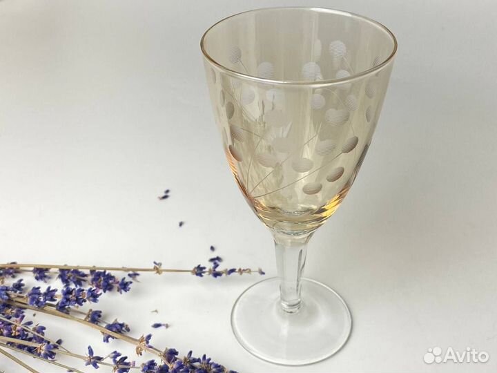 Винтажный бокал из цветного стекла