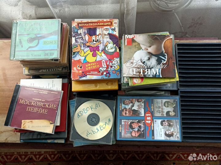 CD и DVD диски с записями музыка и фильмы
