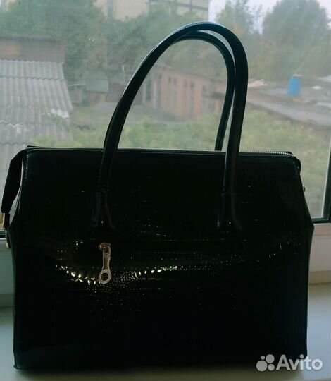 Сумка и выпрямитель для волос