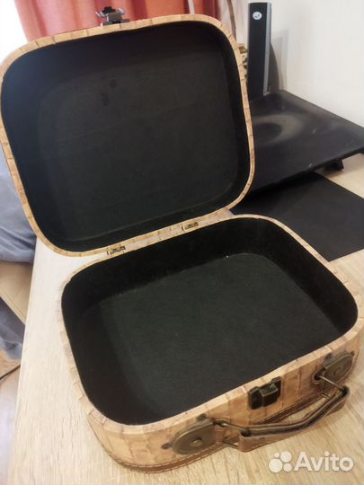 Чемодан декоративный