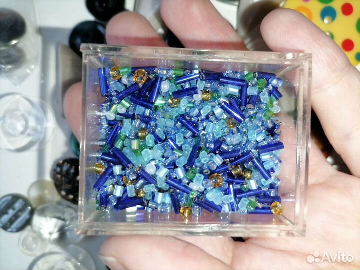 Пуговицы, иглы, бисер