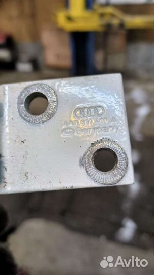 Петля передней двери Audi 100C4 A6C4 4A0831401A