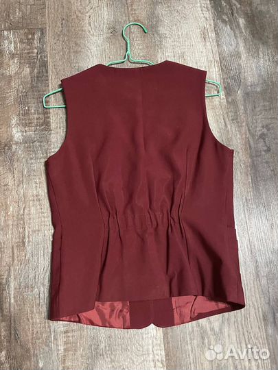 Жилетка школьная бордовая