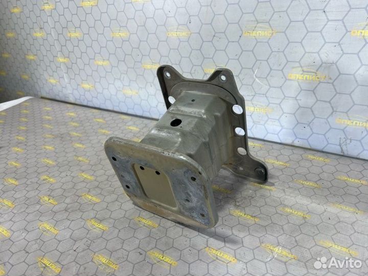 Кронштейн усилителя бампера передний левый Opel