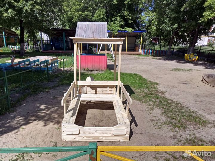 Деревянная машинка для детской площадки