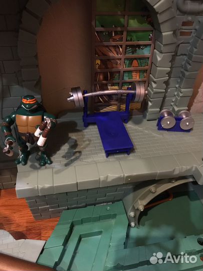 Черепашка ниндзя со скамьей жима лежа