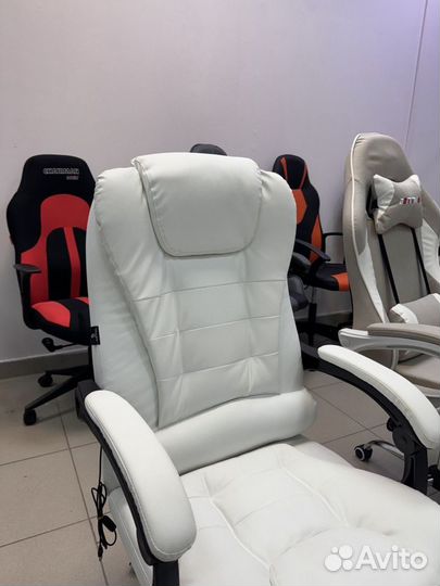 Офисное кожаное кресло белое