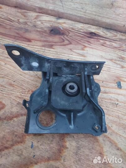 Подушка крепления двигателя левая Toyota Prius 2