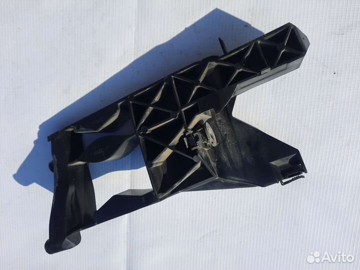 Кронштейн левой фары Audi A6 C7 Ауди А6 2012