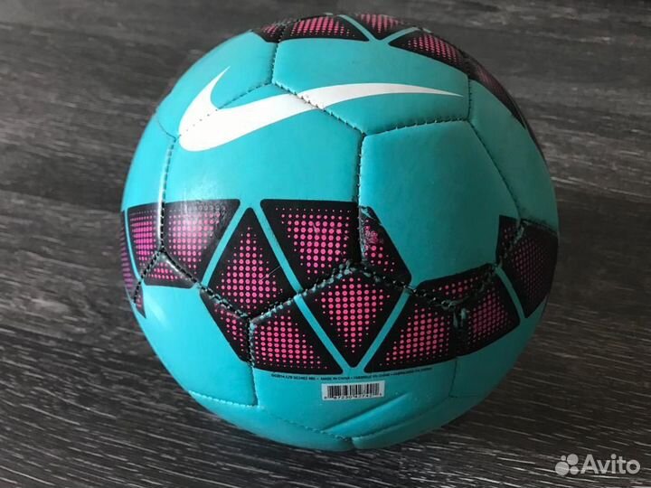 2 футбольных мяча (Nike, Adidas)