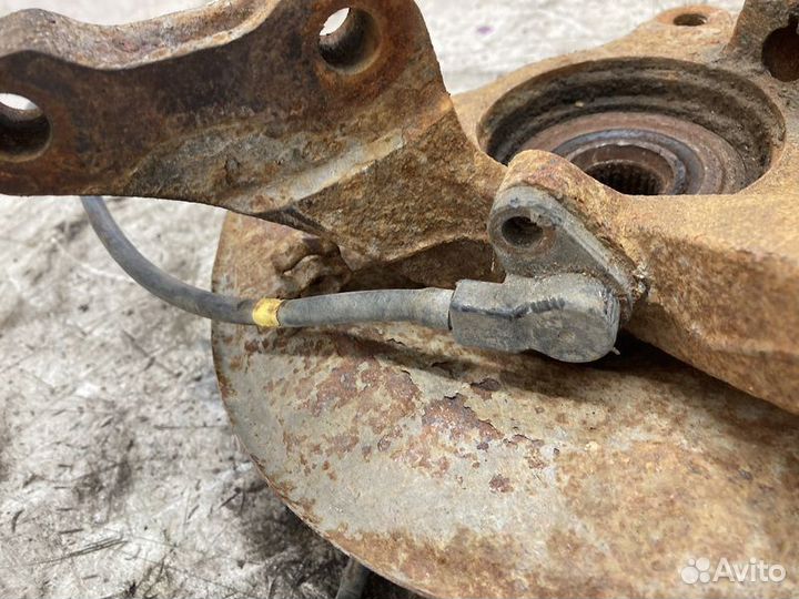 Кулак поворотный передний левый Mitsubishi Lancer