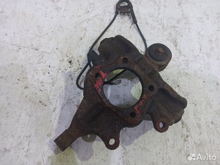 Кулак задний правый Тойота