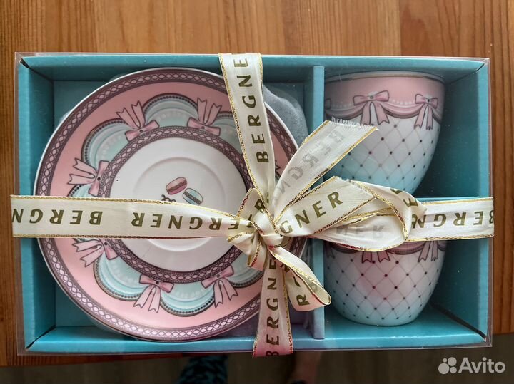 Фарфоровый набор чашек и блюдцев