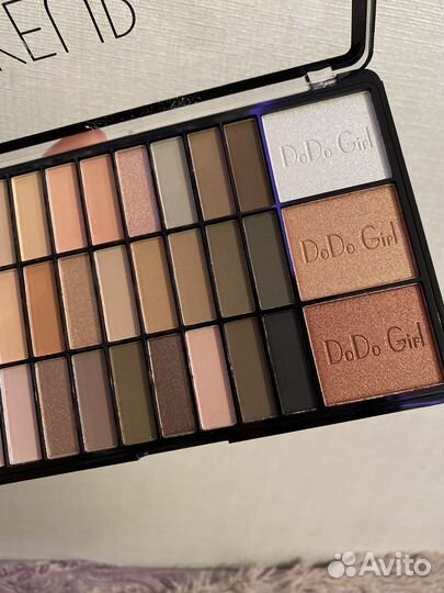 Тени для глаз, румяна, пудра, помада