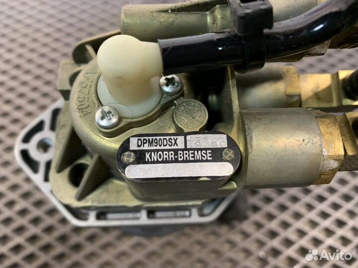 Кран ручного тормоза Daf XF105