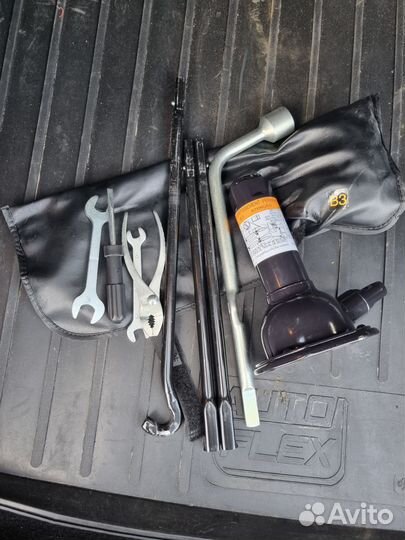 Домкрат с набором инструментов для Toyota Halux