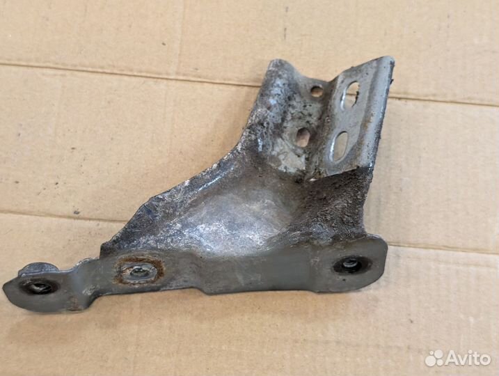 Кронштейн переднего левого крыла поло седан
