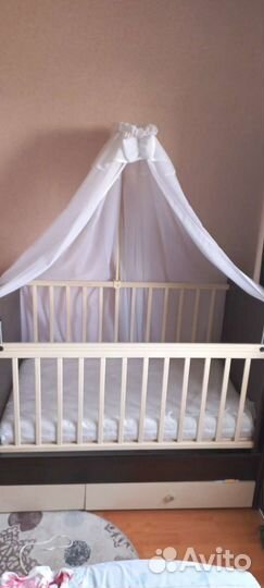 Кровать с тумбочкой и балдахином