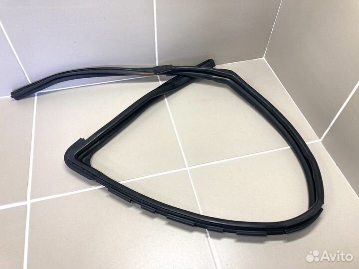 Уплотнитель стекла передней лев двери Nissan Juke