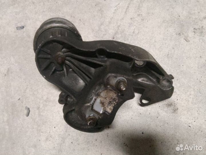 Кронштейн опоры двигателя левый Audi A6 С6 2009