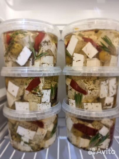 Домашние куриные яйца и сыр домашний