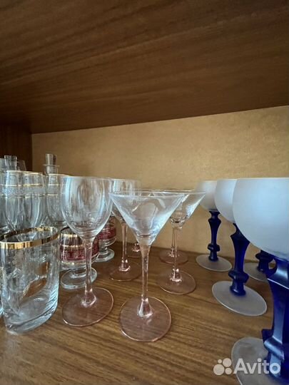 Бокалы, хрустальный рюмки и графин