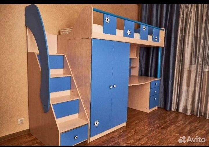 Детская кровать чердак со столом и шкафом