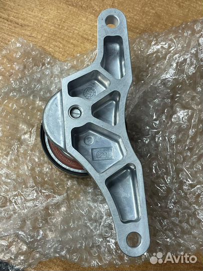 Ролик натяжителя ремня грм