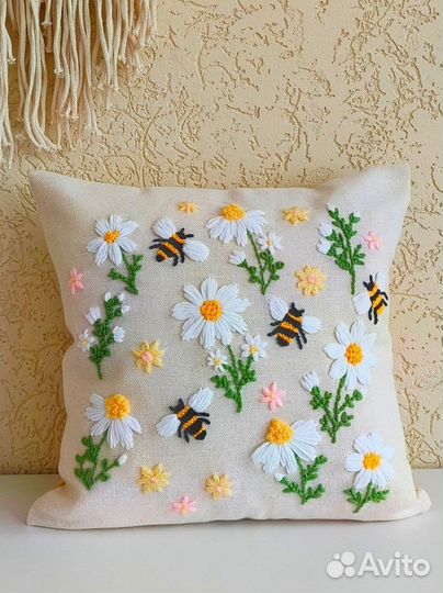Подушка с вышивкой Ромашки