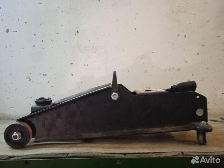 Домкрат подкатной 3 тонны