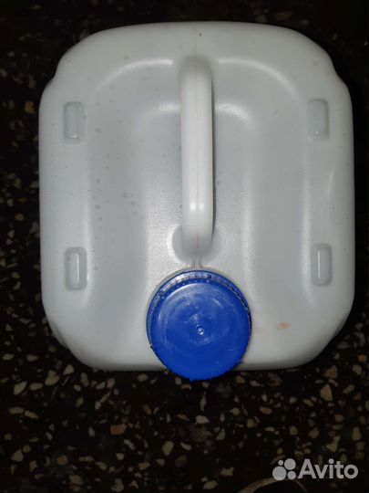 Канистру пластиковая 10 литров б/у