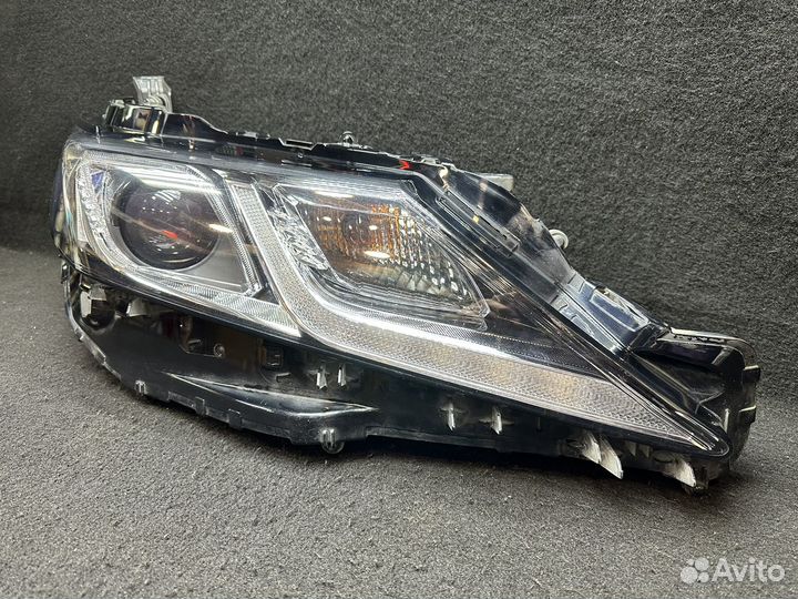 Правая фара Toyota Camry 70 17-21г целая V70